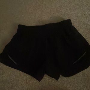 lululemon hotty hot low-rise lined short 2.5” size 2